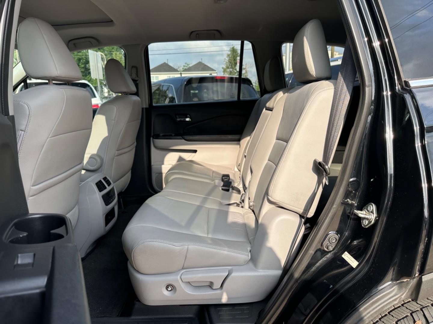 2016 Black /Silver Honda Pilot EX-L (5FNYF5H57GB) with an 3.5L engine, Automatic transmission, located at 1501 West 15th St., Houston, 77008, (713) 869-2925, 29.797941, -95.411789 - Photo#8